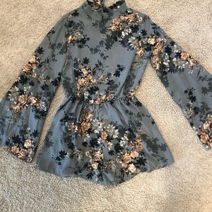 NWT Gray Floral Long Sleeve Shorts Romper- Size Small. Open back- Apricot Lane